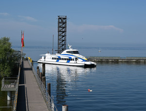 Einfahrt des Katamarans in den Hafen in Friedrichshafen