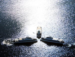 Luftbild der Formation der drei Katamarane auf dem Bodensee