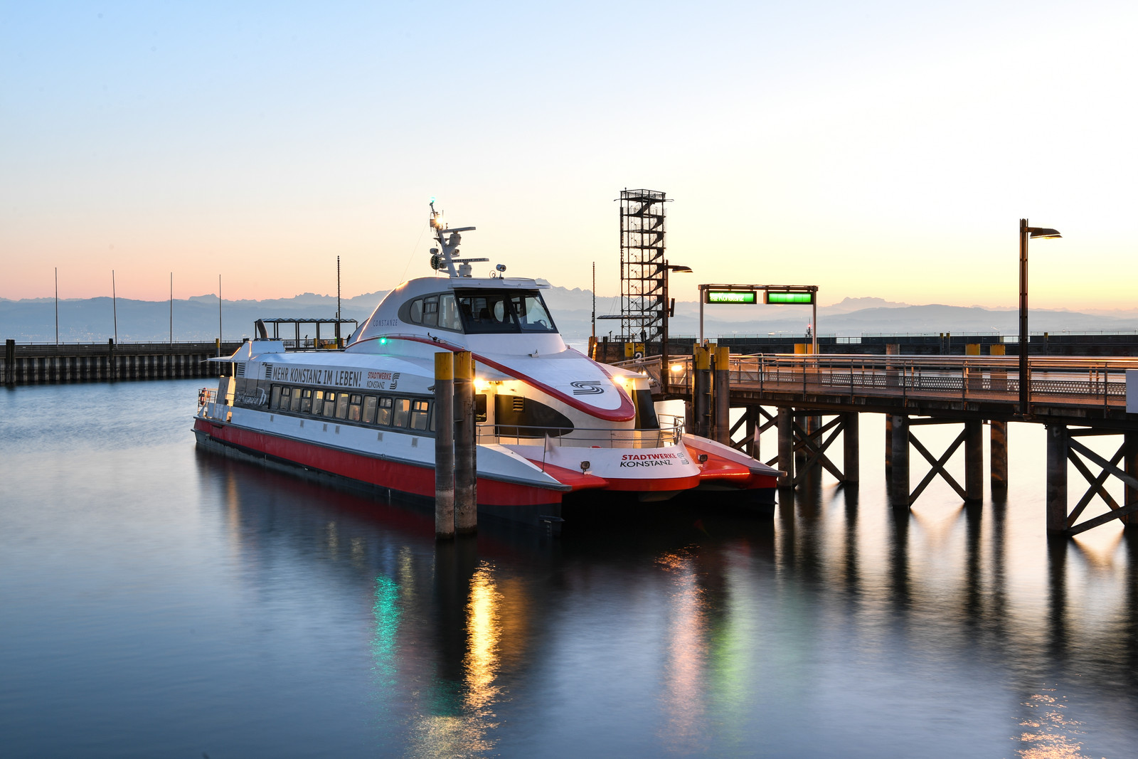 Constanze vor dem Anleger Friedrichshafen