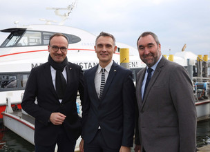 (v.l.n.r.) Uli Burchardt (Reederei-Beiratsvorsitzender), Christoph Witte und Norbert Schültke (Reederei Geschäftsführer)