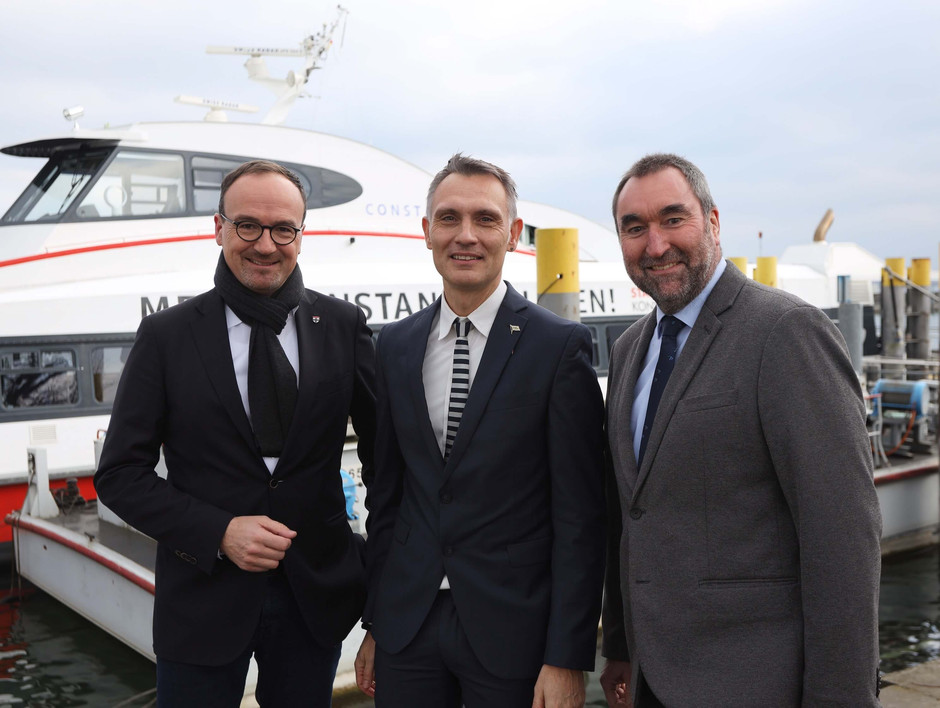 (v.l.n.r.) Uli Burchardt (Reederei-Beiratsvorsitzender), Christoph Witte und Norbert Schültke (Reederei Geschäftsführer)