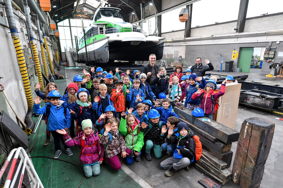 Konstanzer Grundschüler besuchen Fridolin auf der Werft